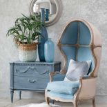 Fotel Royal z drewna sosnowego z odzysku, tapicerka z błękitnego lnu, MILOO HOME