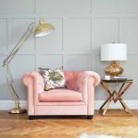 różowy fotel do salonu