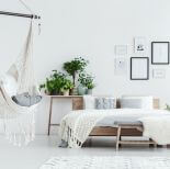 fotel wiszący w sypialni w stylu skandynawskim