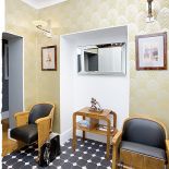 Fotele kinowe i stolik art deco, na nim figurka gimnastyczki - Decoteria.