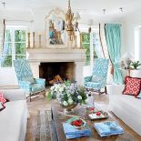 Fotele, które stoją przy kominku, Agnieszka znalazła w Belgii, a unikatową bawełnę do ich obicia,