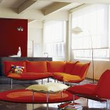 Fotele, puf i sofy (od 2198 euro) z serii Calin wyglądają jak lewitujące nad podłogą poduszki.