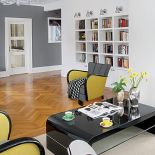 Fotele z lat 20. mają nowe obicia. Początkowo ich kolor nie widział się Piotrkowi. Teraz nie widzi salonu bez