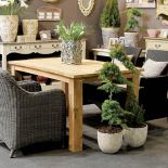 Fotele z technorattanu: szare o grubym splocie (1080 zł), czarne z płaskich włókien (720 zł). BELLDECO