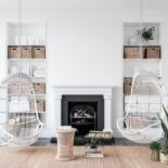 dwa fotele wiszące w salonie