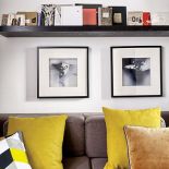 Fotografie Mariusza wiszą nad kanapą.