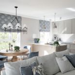 kuchnia otwarta na salon w stylu hamptons