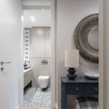 korytarz w stylu hamptons