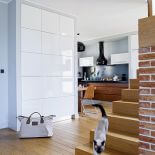 Fragment czerwonego muru świetnie wygląda z drenianymi schodami.