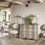 Francuska komoda na tle angielskiej tapety