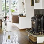 Francuski kominek z efektowną płytą przyjechał z Belgii, a kupili go w Białymstoku.