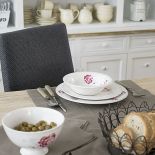 Francuskie drobiazgi - zastawa stołowa we wzór z peoniami, metalowe koszyczki, ściereczki. Wszystko z Compotoir