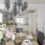 Francuskie drobiazgi - zastawa stołowa we wzór z peoniami, metalowe koszyczki, ściereczki. Wszystko z Compotoir