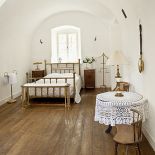 Sypialnia w stylu nieco rustykalnym.