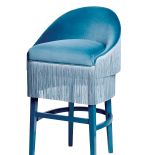 Hoker Fringes z opadającą z oparcia kaskadą błękitnych frędzli, Munna, maoliosa.com