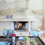 Fresk z włoskim pejzażem nawiązuje do klasycznych kolumn: w kominku i w przejściu z salonu do jadalni.