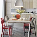 Fronty i blat stołu z litego drewna, całość zaprojektował Maciej Bidermann, ZAJC KUCHNIE