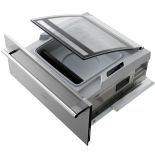 Szufladę można zamontować wewnątrz szafki i użyć panela meblowego do jej ukrycia. Można też dokupić stalowy front z uchwytem