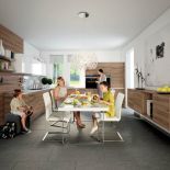 Furnier 590. Szafki fornirowane są drewnem orzechowym. NOLTE