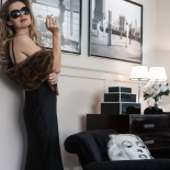 Futra, suknie i koktajle w eleganckich kieliszkach, uwiecznione w teleobiektywie. Chwilo trwaj.