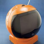 Futurystyczny telewizor JVC (3241UK) przypomina kask astronauty. Sprzedawany był od roku 1970 roku, do wczesnych lat 80.