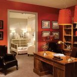 Gabinet z charakterem - za skórzany fotel z kolekcji London zapłacimy 3900 zł, biurko i regał History z litego