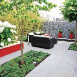 Gabiony to pomysłowa przegroda - wyglądają naturalnie, oddzielają od miejskiego hałasu i ogrodu sąsiada. Rosną