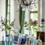 Gąsiory z lanego szkła. Willa pełna zieleni, indygo i granatu