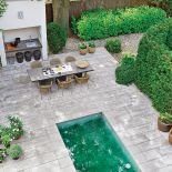 Gdy projektanci zaproponowali gospodarzowi, żby pośrodku zarasu urządzić kamienny staw, nie był przekonany, bo to