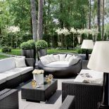 Gdy w domu robi się za ciasno, zostaje ogród i taras, na którym meble mają jakąś dziwną moc przyciągania.