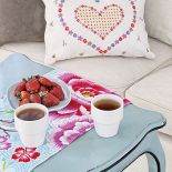 Gdzie tylko spojrzeć, tam gałgankowe robótki.