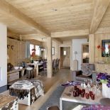 Gdziekolwiek się obejrzymy, wełniane pledy i poduchy - Virginie specjalnie porozrzucała je po salonie, żeby