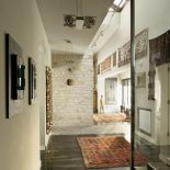 Genialne połączenie materiałow: czarnego dębu, kamienia i bajecznie klorowych dywanów o różnych wzorach.