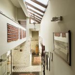 Genialne połączenie materiałow: czarnego dębu, kamienia i bajecznie klorowych dywanów o różnych wzorach.