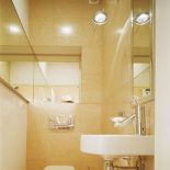 Geometria, kamień, chrom i szkło. Dom z elewacją z wapienia