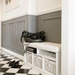 Gipsowa sztukateria jest z warszawskiej manufaktury na Pradze Północ.