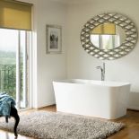 Głęboka wanna z kolekcji Edge. VICTORIA ALBERT BATHS