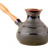 Gliniane naczynie do parzenia do kawy, fot. SHUTTERSTOCK.COM