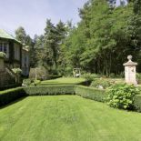 Główna część ogrodu jest z tyłu, za willą i zaczyna się szerokim angielskim trawnikiem.