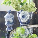 Główną dekoracją są fajansowe figurki i ceramika z Delft.