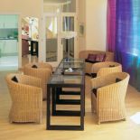 Główną ozdobą salonu są kolorowe zasłony z surowego jedwabiu.