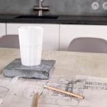 Kuchnia minimalistyczna, ale z ciekawymi krzesłami i drewnianym stołem na pięknych nogach.