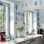 Główny ton nadają tu niebiesko-białe dodatki i dekoracje.