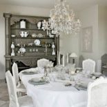 Głównym bohaterem jadalni jest olbrzymie lustro oraz kredens z ozdobnymi gzymsami i kolumienkami. Pomalowano je