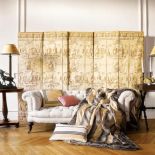 Głównym bohaterem tego salonu jest stary parawan obity tkaniną z historycznym wzorem. EAST NEWS