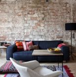 Głównym elementem dekoracyjnym jest ceglana ściana, pozbawiona tynku i wielu warstw farby, z którą idealnie