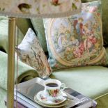 Gobelinowe poduszki Agnieszka kupiła podczas spaceru po Warszawie w sklepie Romantica.