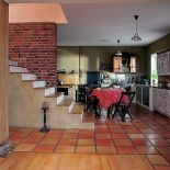 Gołe gliniane tynki, cegła uratowana z rozebranej stacyjki kolejowej, ręcznie formowane gliniane płytki cotto, kamie