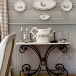Gołębioszarą kolrystykę jadalni narzuciło bezcenne znalezisko - porcelanowy serwis, który długie lata stał ukryty w