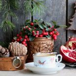 stroik świąteczny czerwone korale golterii i ciemnozielone listki